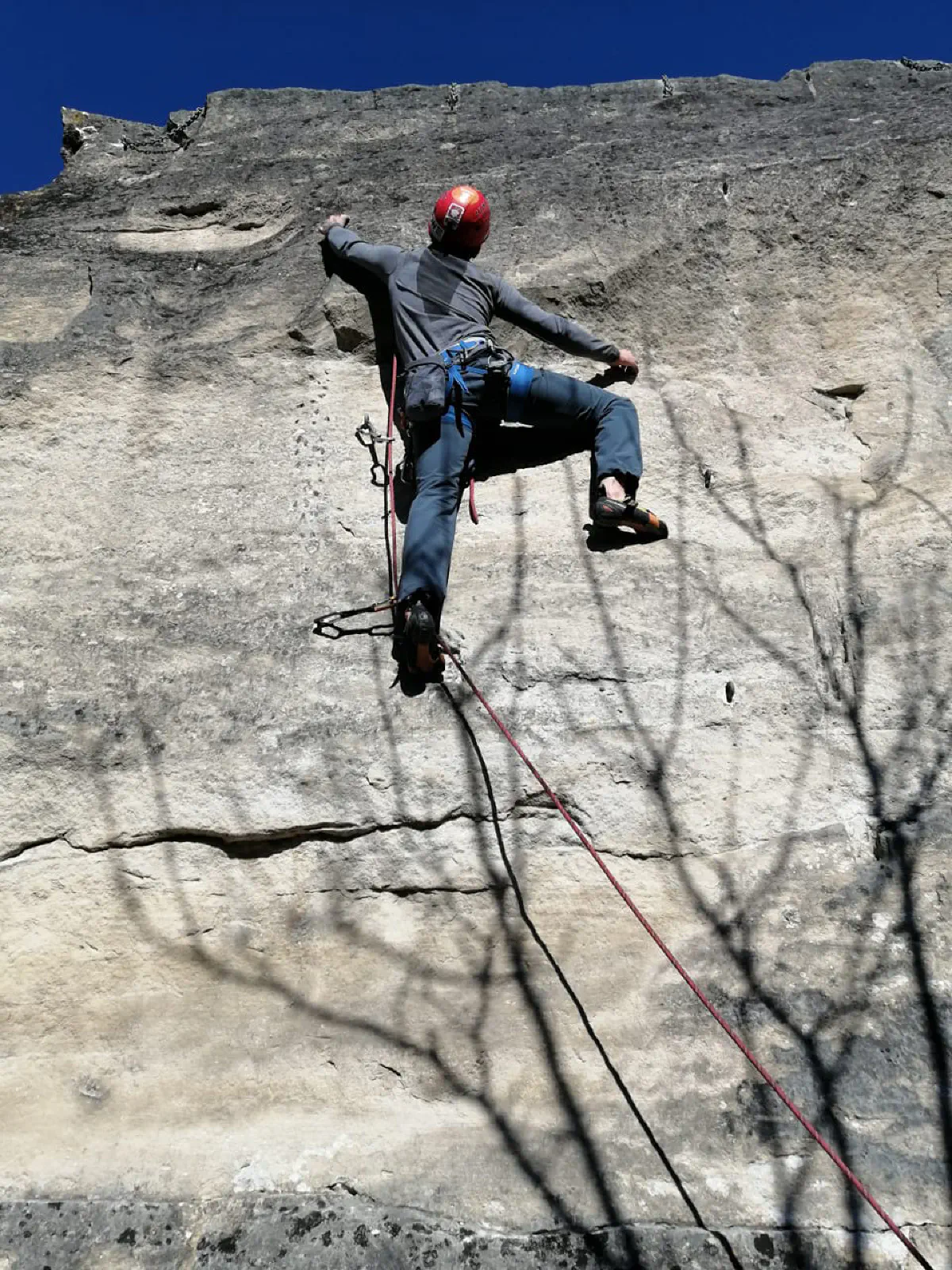 Picture of Nicolas climbing in Saint-Vaast-lès-Mellos