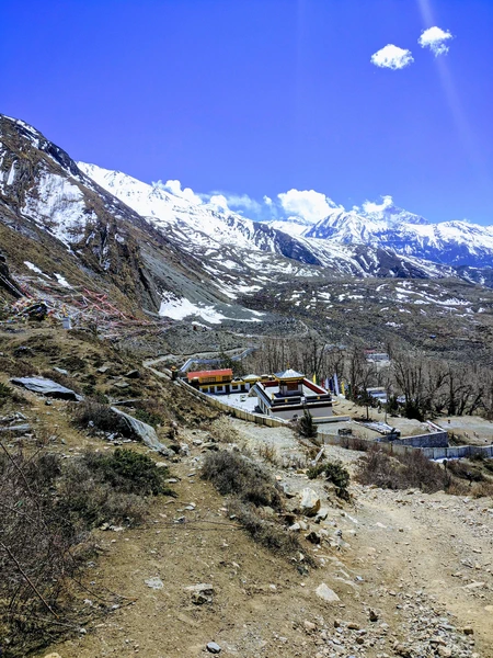 Vue sur un temple du trek des Annapurnas