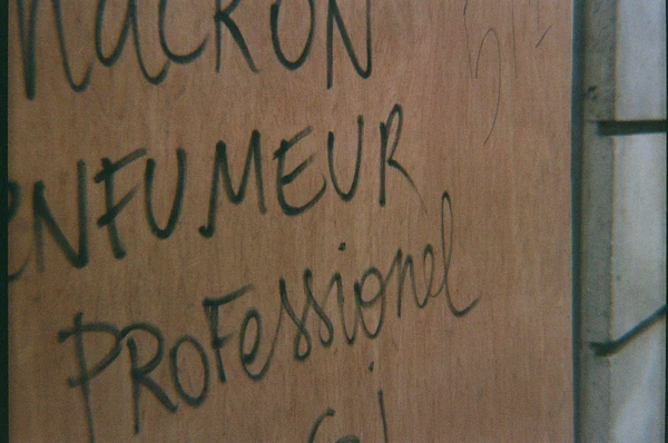 Macron Enfumeur Professionel