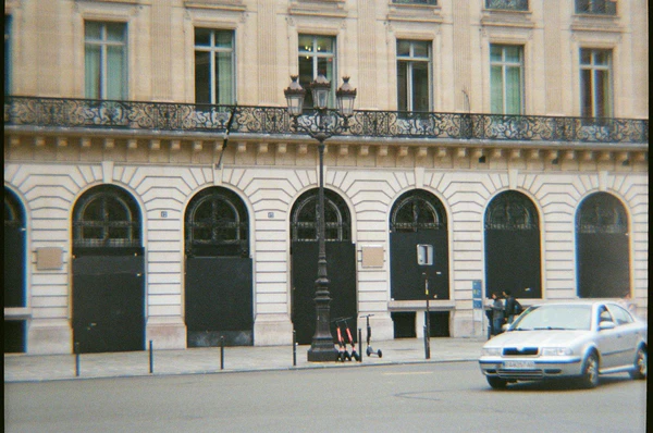 Boutique protégée par des barricades