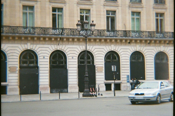 Boutique protégée par des barricades