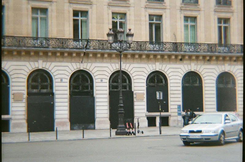 Boutique protégée par des barricades