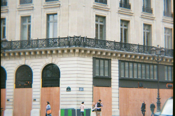 Boutique protégée par des barricades