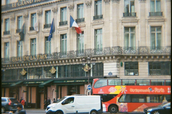 Café de la Paix protégé par des barricades