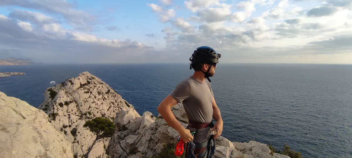 Photo de Nicolas regardant la mer en fin de journée