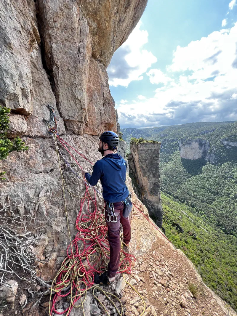Nicolas en train d'assurer en dessous du vase de Sèvres