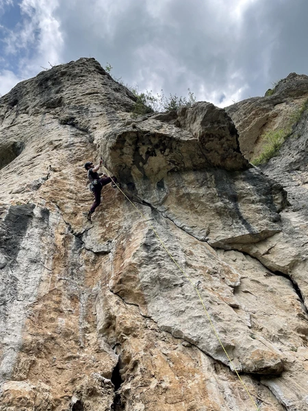 Nicolas dans Huit Dehors, Deux Dedans à Baumes chaudes