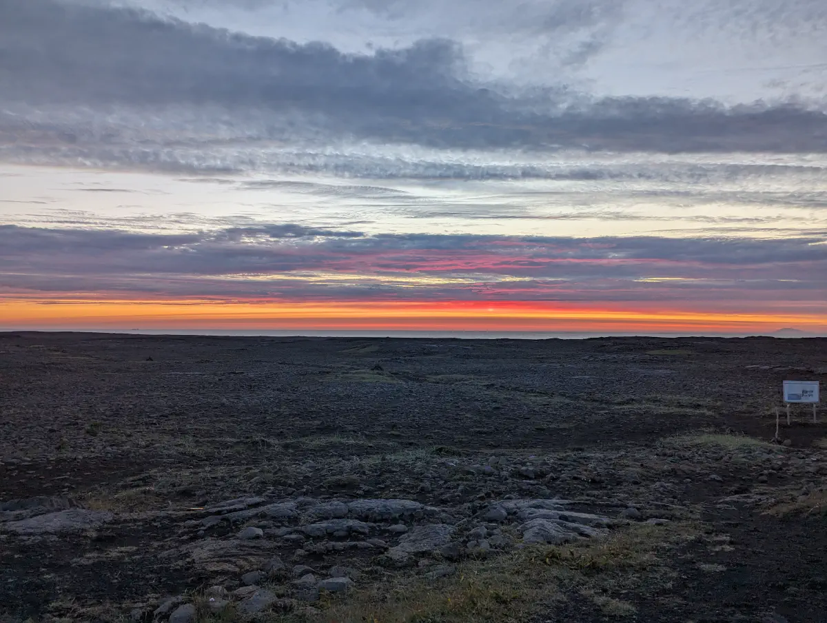 Vue depuis notre van lors de notre dernière soirée en Islande : nuances de rouge provenant du Soleil