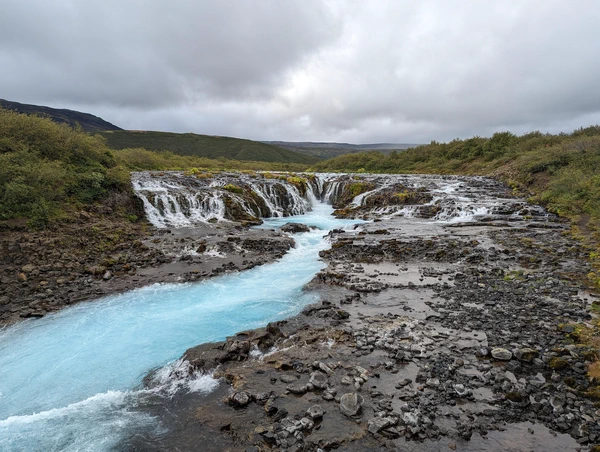 Vue sur la cascade de Brúarárfoss