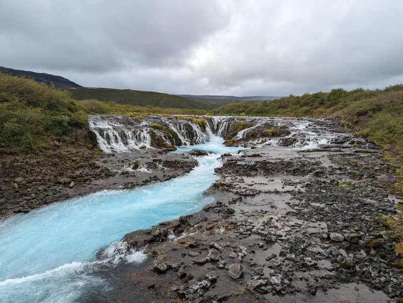 Vue sur la cascade de Brúarárfoss