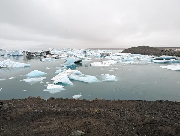 Vue sur les icebergs du lac de Diamond Beach