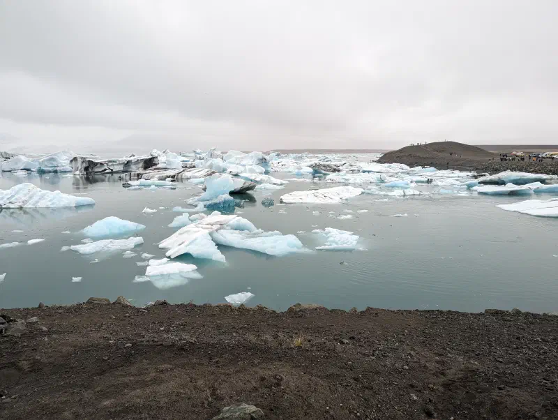 Vue sur les icebergs du lac de Diamond Beach