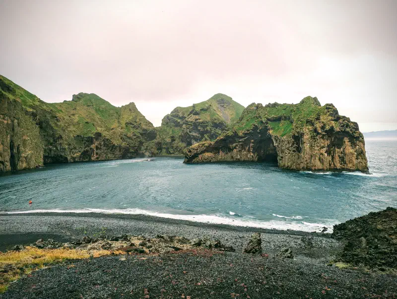 Vue sur le sanctuaire des belugas à l’entrée du port de Vestmannaeyjar