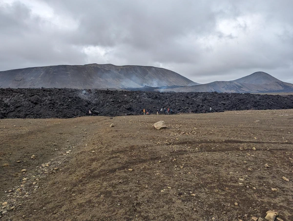 Vue sur la coulée de lave encore fumante de l'éruption 2023