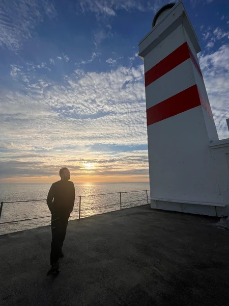 Nicolas posant devant un phare