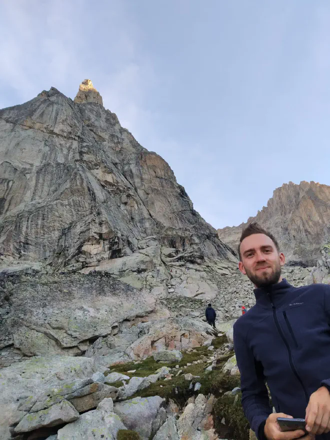 A côté du refuge, au pied de l’Aiguille et après avoir réussi l’ascension