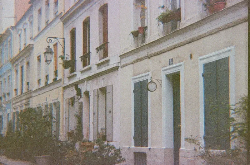 Rue colorée à Paris