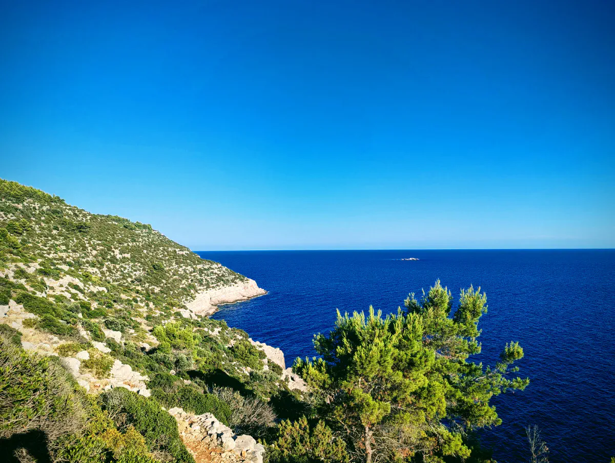 Vue depuis les hauteurs de la grotte Odysseus (Odisejeva špilja)