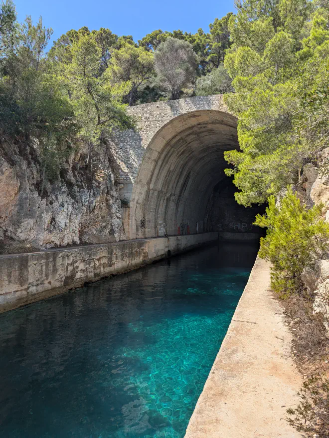 Un des tunnels permettant de cacher un sous-marin