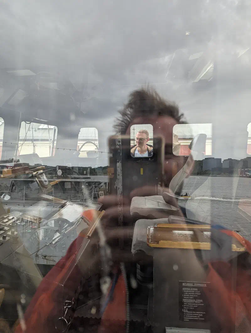 Michel à travers la cabine d&rsquo;un des bateaux