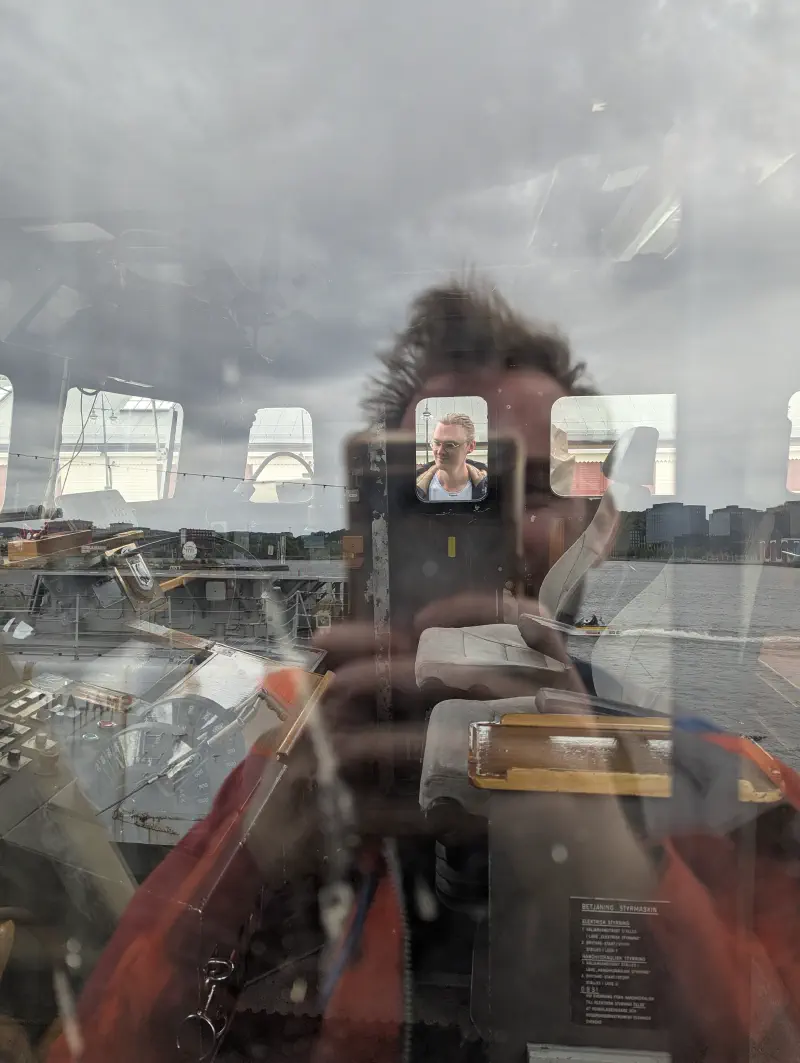 Michel through the cabin of one of the boats