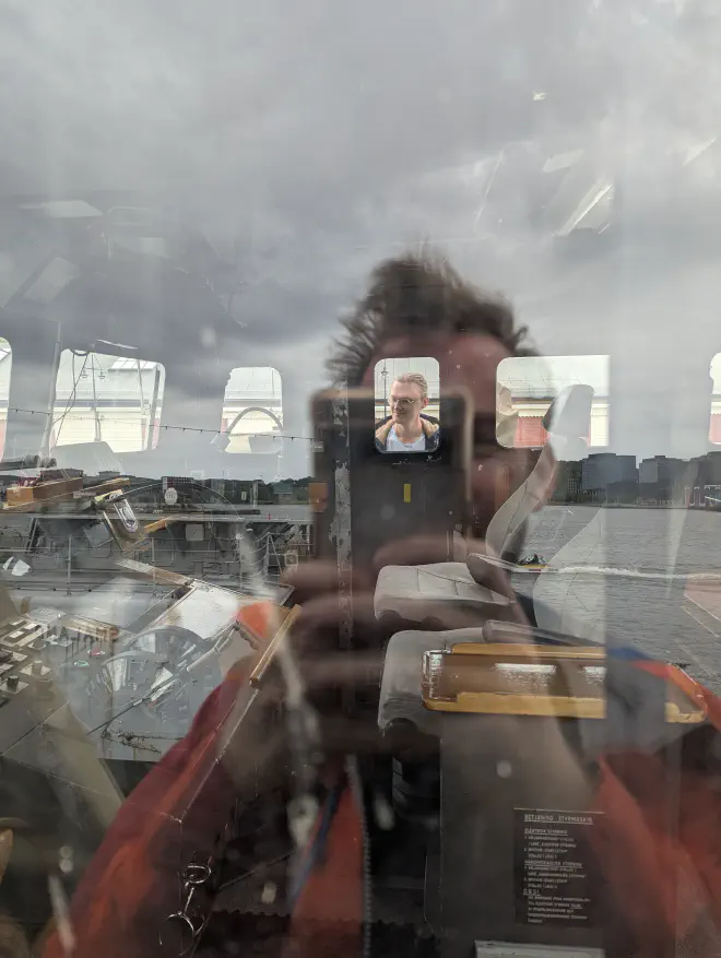 Michel à travers la cabine d’un des bateaux