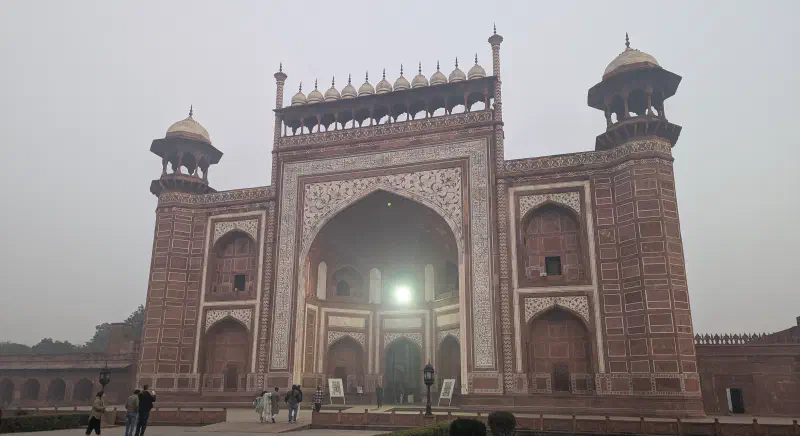 Porte précédant le Taj Mahal
