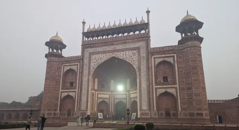 Porte devançant le Taj Mahal