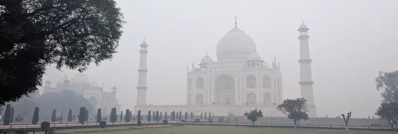 Le Taj Mahal dans la brûme