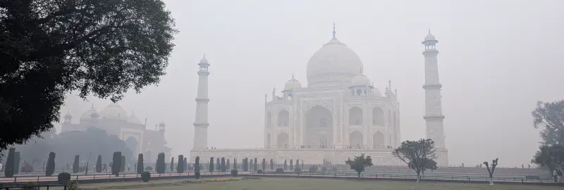 Le Taj Mahal dans la brûme
