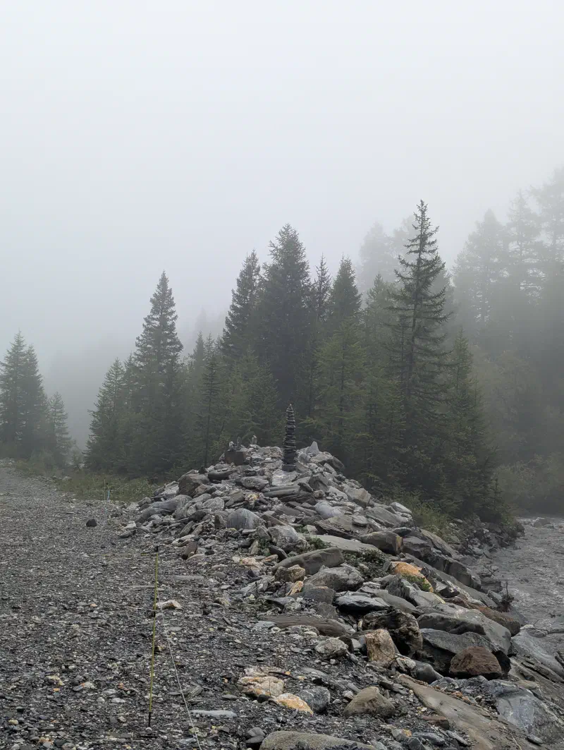 Une pile de cailloux dans la bruine