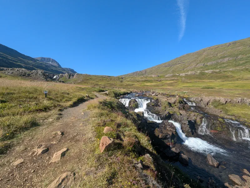 Une des cascades du sentier des Vestdalsfossar au-dessus de Seyðisfjörður